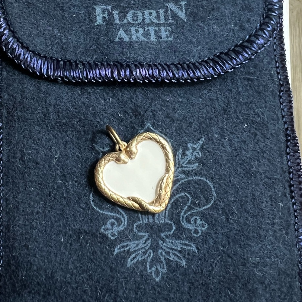 Florin Arte Lover’s Heart Serpent Enamel Medallion Charm Gold 925 Gold finish